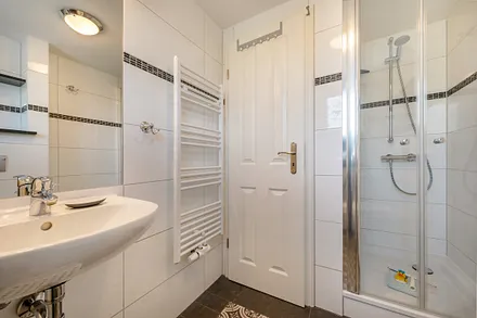 ... Handtuchtrockner und Dusche.