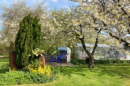Eine Terrasse im Garten, die Sie gern nutzen können.