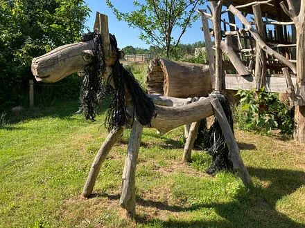 Ein Spielpferdchen im Garten.