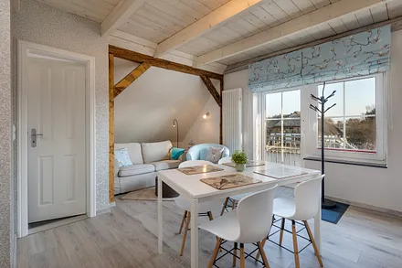 Links im Bild die Tür zum Bad.