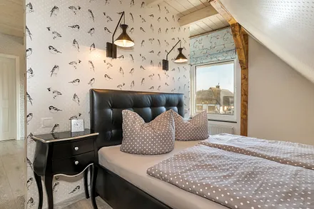 Das Elternbett im Wohnschlafraum.