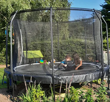 Spielplatz mit Trampolin