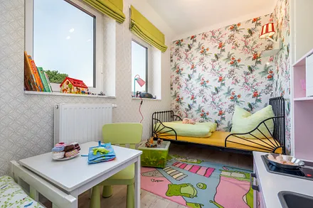 Das Kinderzimmer hat 2 Einzelbetten. Dieses ist  80x165cm groß.