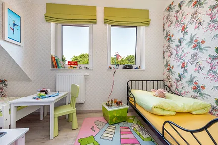 Mit den Rollovorhängen können die Fenster abgedunkelt werden.