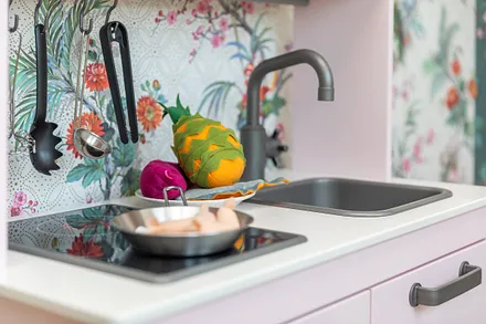 Die Kinderküche ist komplett ausgestattet.