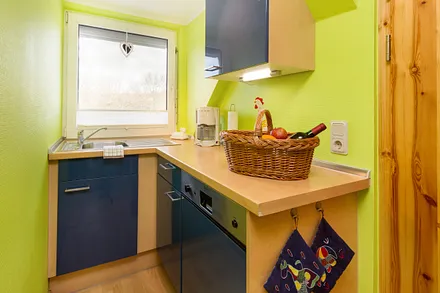 Die separate Küche mit Geschirrspüler ...