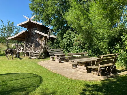 Die Terrasse am Hexenhaus. Hier und im Rest des großen Gartens darf gern gegrillt werden.