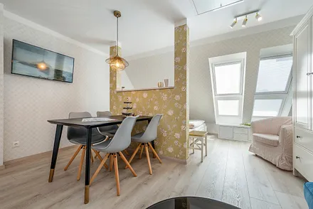 TV, CD-Radio und WLAN sind vorhanden.