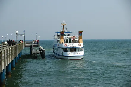 Die Seebrücke in Binz mit Ausflugsschiff.