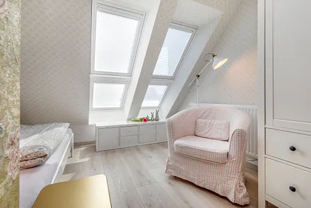 Die Fenster können komplett abgedunkelt werden.