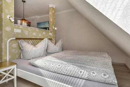 Die Elternbetten im Wohnschlafraum.