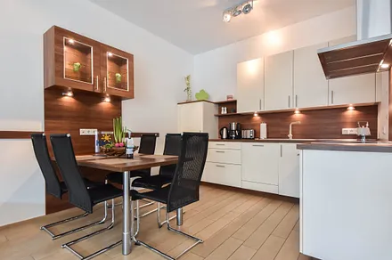 Küchenzeile mit Esstisch