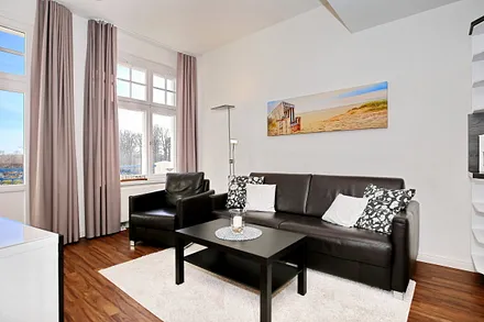 Wohnbereich mit Zugang zum Balkon