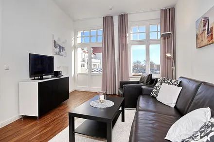 Wohnbereich mit Zugang zum Balkon