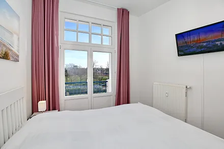 Schlafzimmer mit Balkonzugang