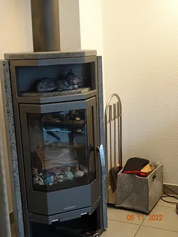 Kamin für kühle Tage und gemütliche Atmosphäre