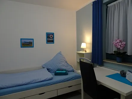 Einzelbett 2 mit  Schreibtisch im kleinen Schlafzimmer im OG