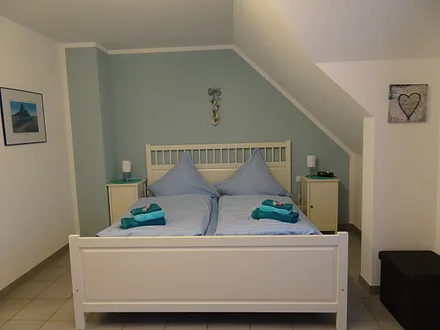 Doppelbett im großen Schlafzimmer im OG