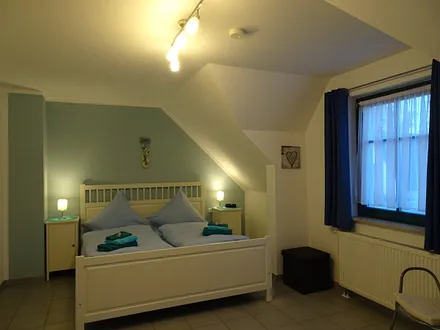 Großes Schlafzimmer mit 2 Fenstern (mit Fliegengitter)