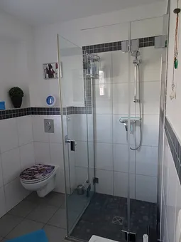 Ebenerdige Dusche im großen Bad