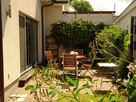 Eine der zwei Terrassen, mit Holzkohle-Grill