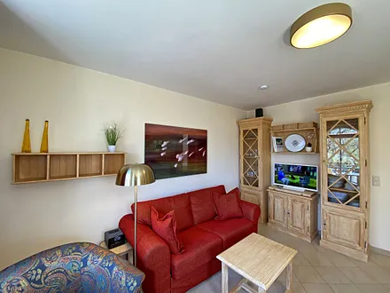 Wohnzimmer mit gemütlicher Couch und Sessel