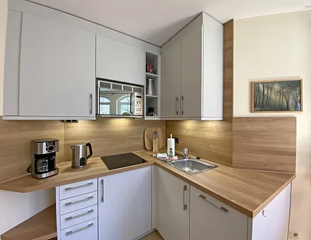 moderne Küchenzeile mit Kaffeemaschine, Wasserkocher und Toaster