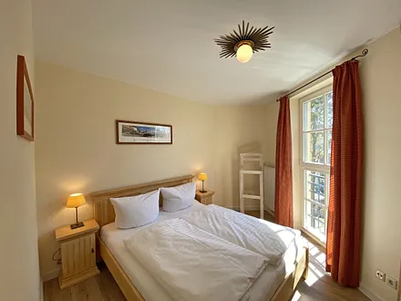 Schlafzimmer mit Doppelbett