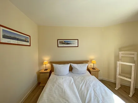 Schlafzimmer mit Doppelbett und Herrendiener