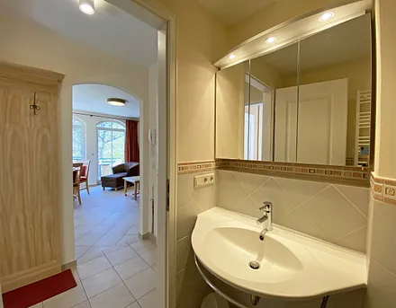 Badezimmer mit Waschbecken