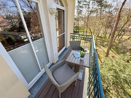 In Ruhe auf dem Balkon entspannen