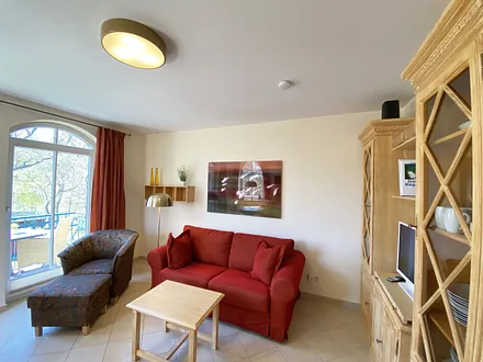 Wohnzimmer mit kleiner Couch und Tisch