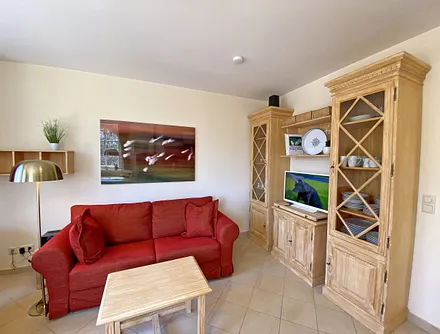 Wohnzimmer mit Couch und TV