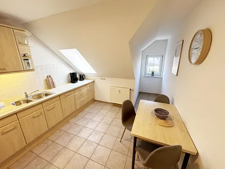 separate Küchenzeile mit Essbereich