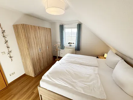 1. Schlafzimmer mit Kleiderschrank