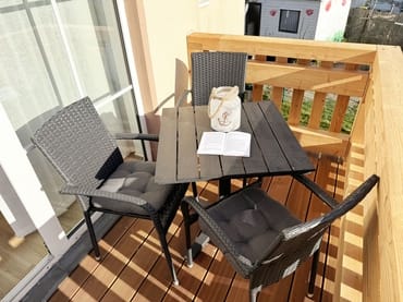 bestuhlter Balkon