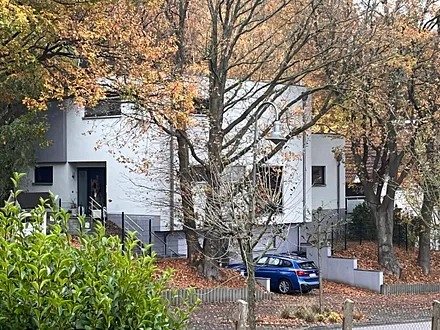 Die herbstliche Außenansicht Ihres Feriendomizils - eine schicke Villa im Bauhausstil.