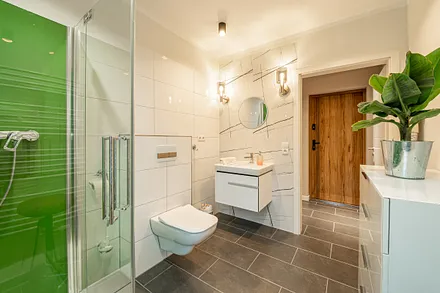 ... Waschtisch, WC und Fön.