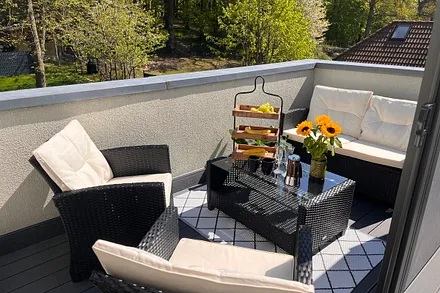 Die kleine Dachterrasse mit Blick ins Grüne ...