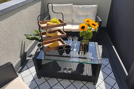 ... ist sehr bequem möbliert. Ein Sonnenschirm ist auch vorhanden.