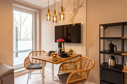 Der Austritt zur möblierten Dachterrasse befindet sich im Wohnzimmer.