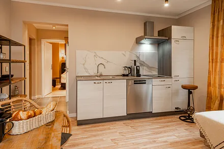 Die Küchenzeile hat u.a. einen Geschirrspüler und einen Minibackofen mit zusätzlicher Airfryerfunktion.