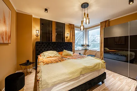 Das Schlafzimmer mit hochwertigem Boxspringbett und großem Kleiderschrank.