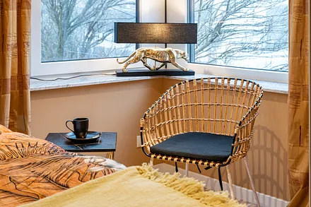 Alle Fenster in der Wohnung können  mit elektrischen Außenrollos verdunkelt werden.