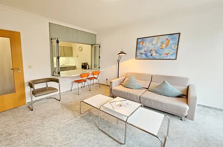 Wohnzimmer mit offener Küchendurchreiche