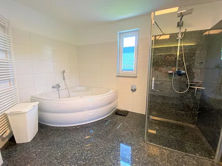 Badezimmer mit Whirlpool