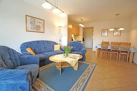 Wohnzimmer mit Esstisch und Küchenzeile