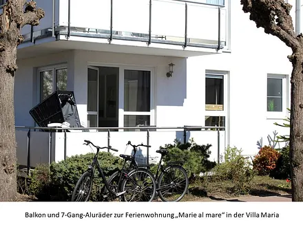 Blick vom Balkon in die kurze Marienstraße (Einbahnstraße)
