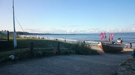 Fischerboot. Fangfrischer Fisch täglich am Strand
