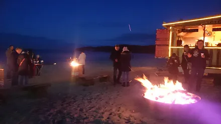 Lagerfeuer und Heißgetränke an der Seebrücke im Winter